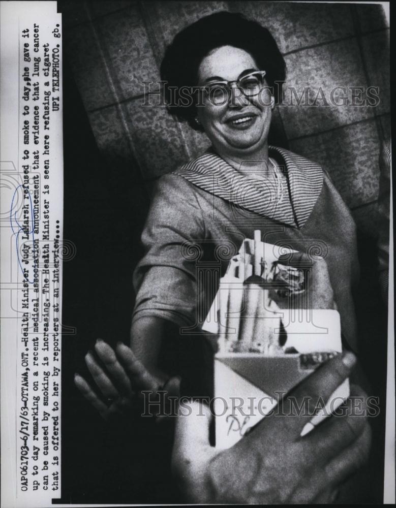 1963 Press Photo Health Minister, Lawyer Judy LaMarsh Gives Up Smoking, Canada - Historic Images