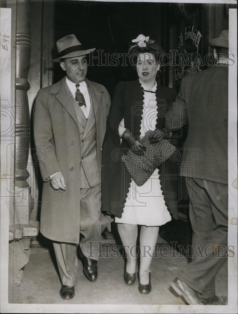 1947 Press Photo Dr PC Ferrara Leaving District Court House - RSL84699 - Historic Images