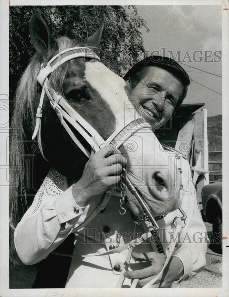 1973 Press Photo Director/producer Don Weisen shows off stallion &quot;Perfecto&quot; - Historic Images