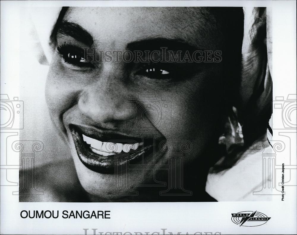 Press Photo Musician Oumou Sangrare on World Circuit music - RSL90353 - Historic Images