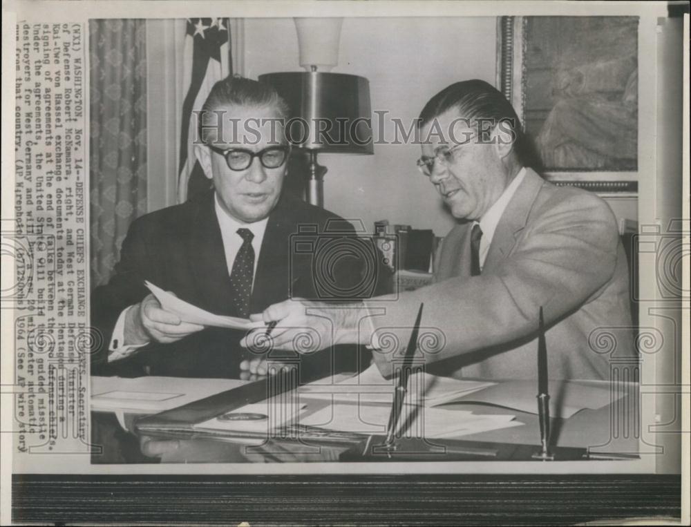 1964 Press Photo Defense Chief Robert McNamara and- Kai-Uwe Von Hassel of German - Historic Images