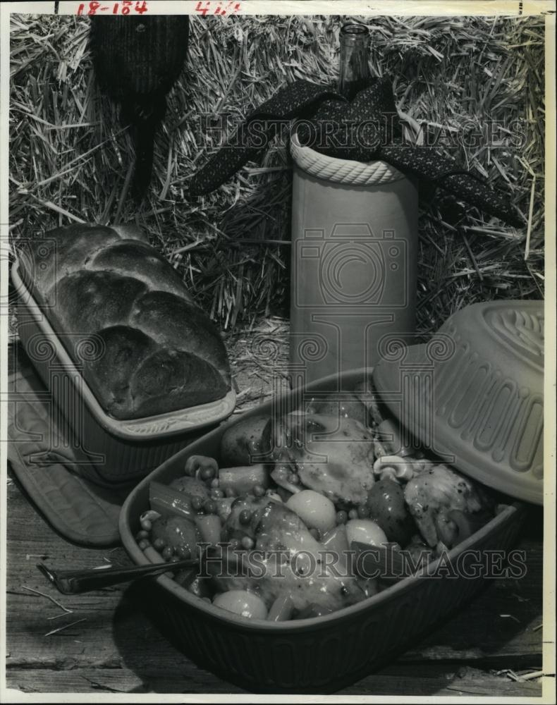 1980 Press Photo Turkey And Vegetable Dish Cooked In Clay Pot - RSL94143 - Historic Images