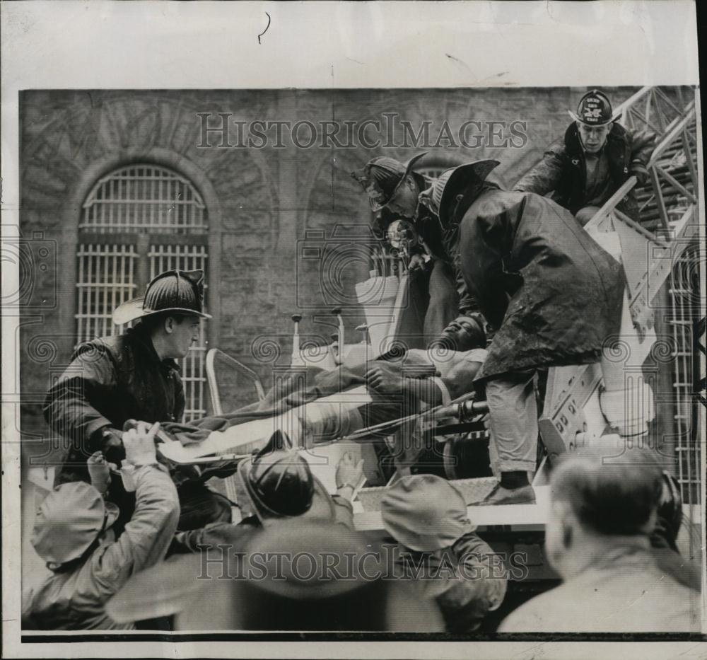 1956 Press Photo Richard Cox at Maryland Fed Pent injured in escape attempt - Historic Images