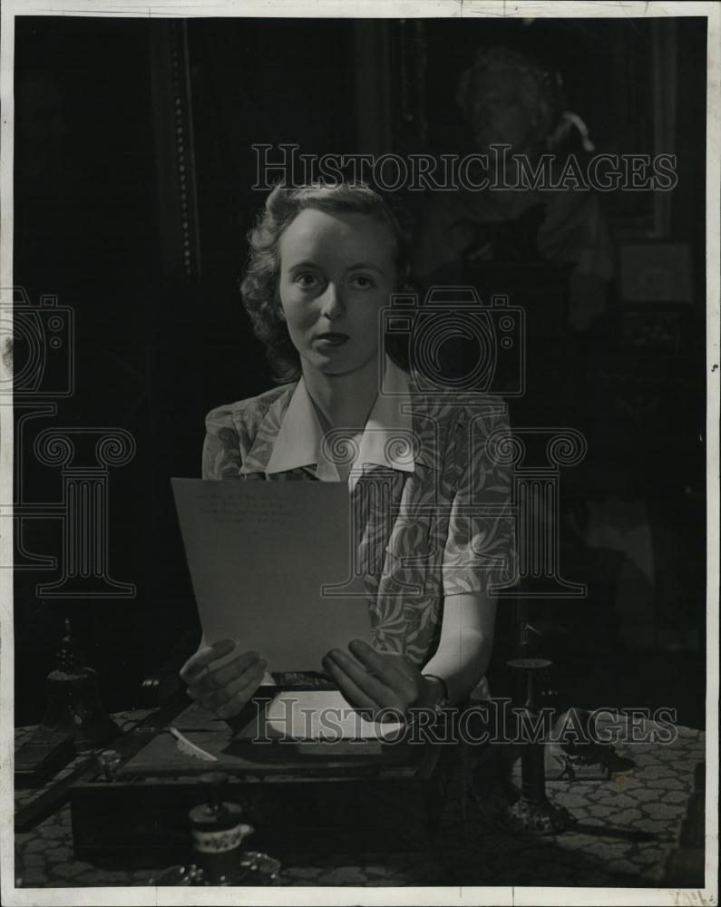 1942 Press Photo Mary Smith sitting at desk - RSL43977 - Historic Images