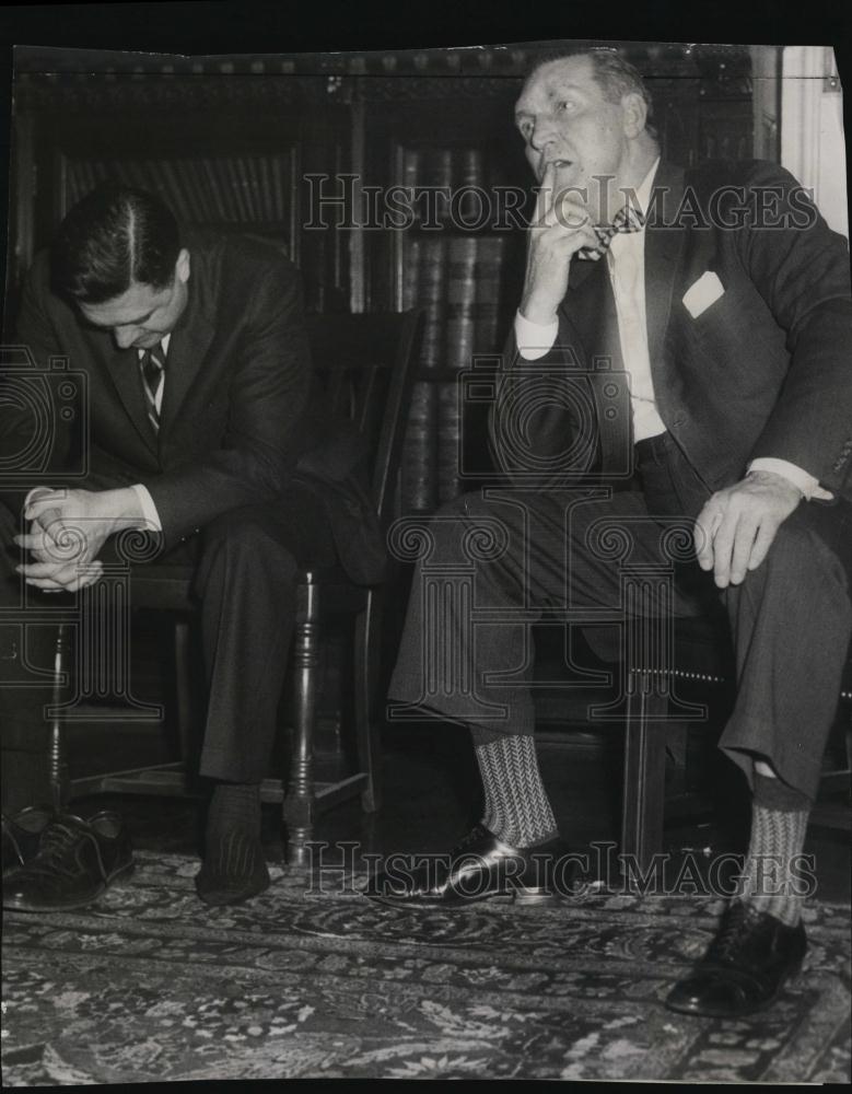 1958 Press Photo John Coleman and Christopher Ianella at meeting - RSL44335 - Historic Images