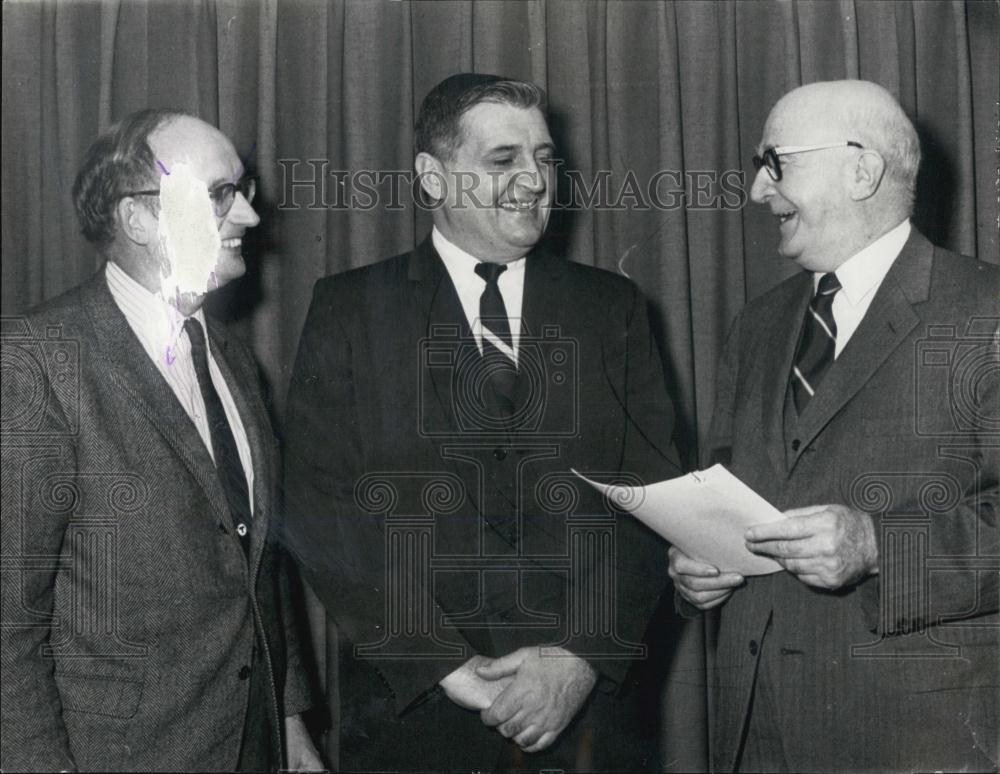 1969 Press Photo William Connors,MBTA Gen mgr Cusick &amp; other man - RSL05417 - Historic Images