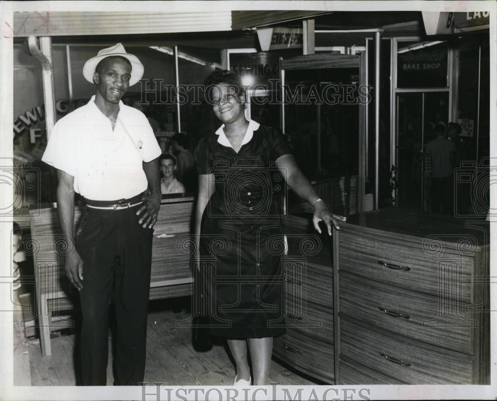 1967 Press Photo Mr and Mrs Ozie Miller &amp; new bedroom suite from auction - Historic Images