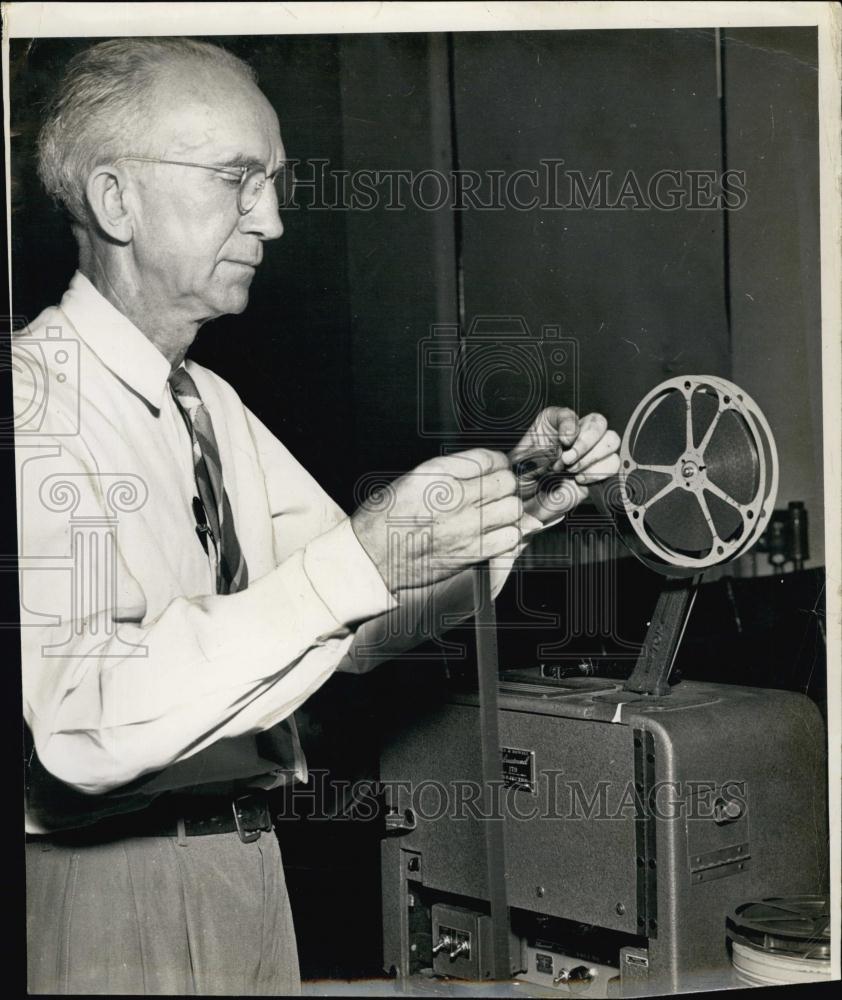 1947 Press Photo J D Poston of county&#39;s audio-visual education for schools - Historic Images