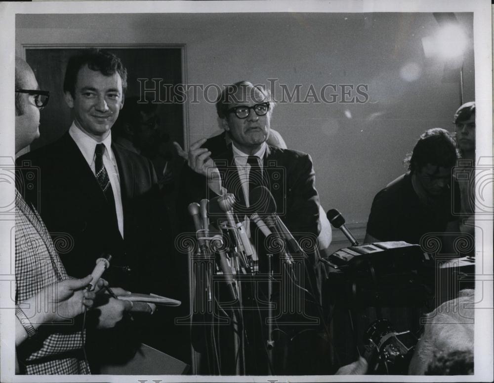 Press Photo Harvard law school professors Leonard Boudin Charles Nesson - Historic Images