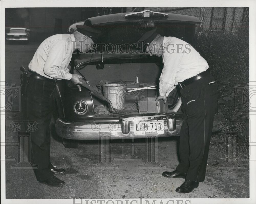 1961 Press Photo Patrolmen Leonard Patten,Edward Lyons checking car of Mr Solms - Historic Images