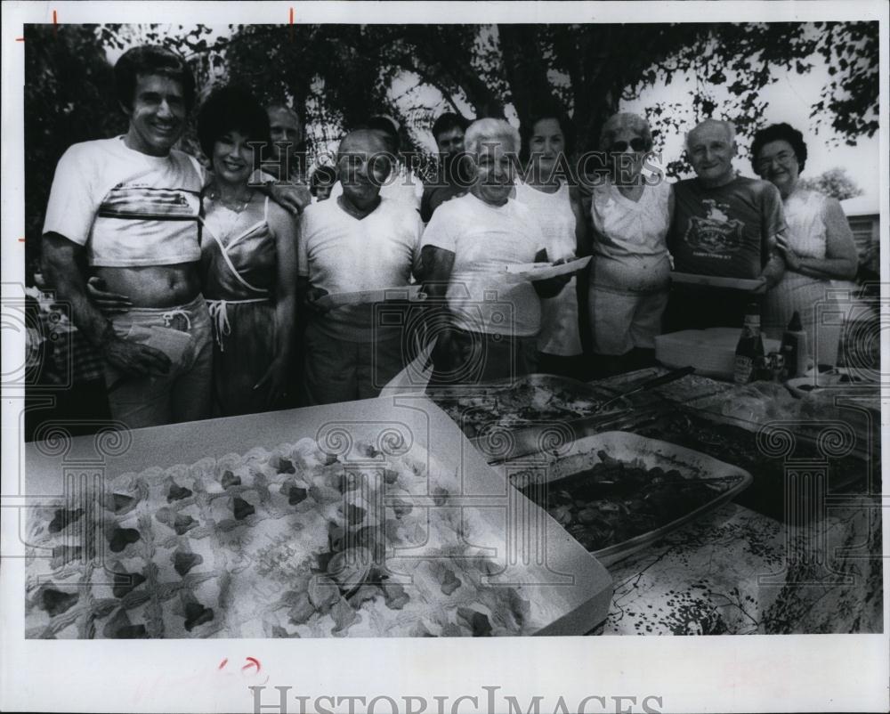 1983 Press Photo David and Joan Reed with Neighbors Saving House from Burning - Historic Images