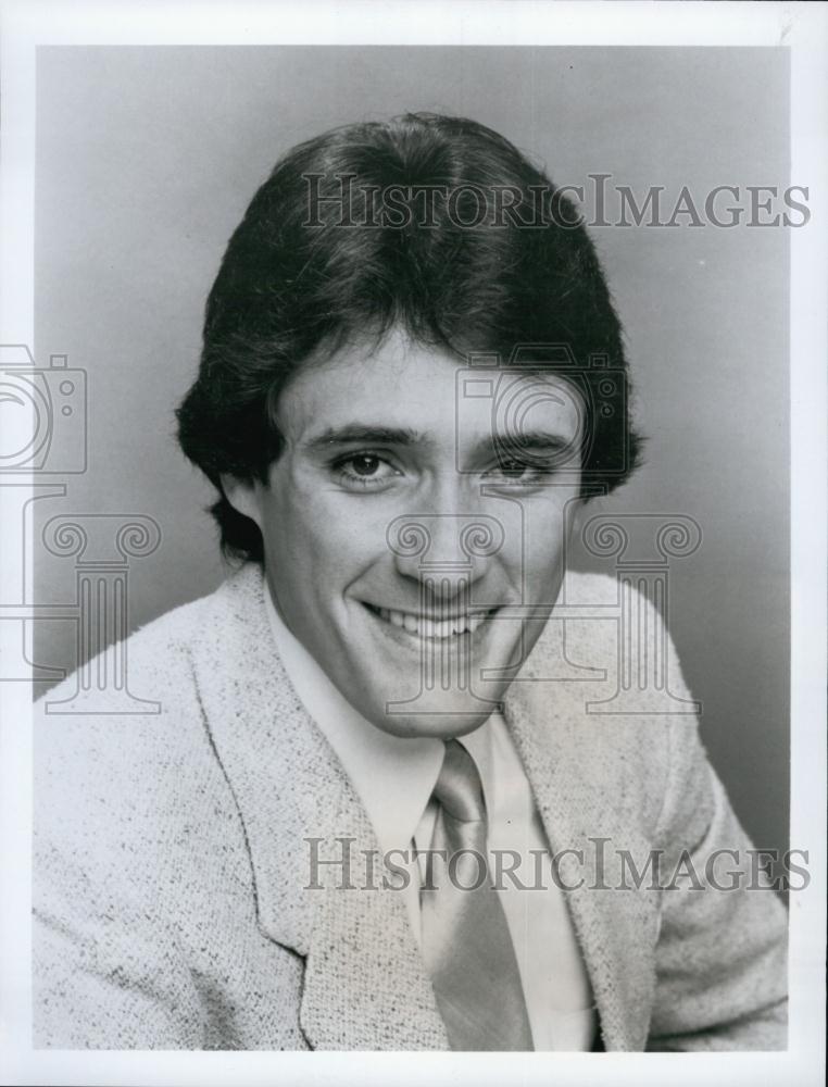 1983 Press Photo Actor Georgie Deloy In &quot;9 To 5&quot; - RSL61203 - Historic Images