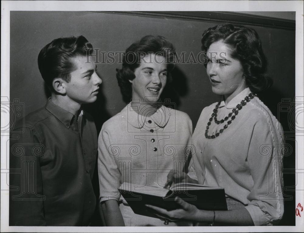 1960 Press Photo Sue Roberts, Teacher, John Beauchamp, Shirley McElveen - Historic Images