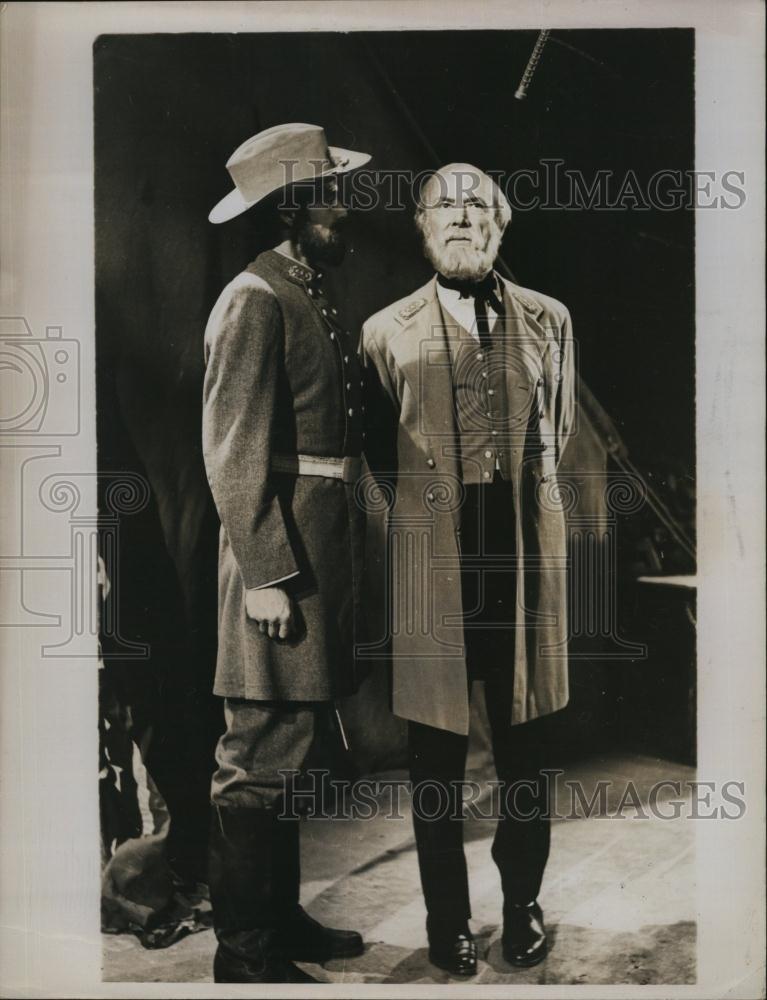 1961 Press Photo Actor Dean Jagger &amp; Jay Barney &quot;Gentleman&#39;s Decision&quot; - Historic Images