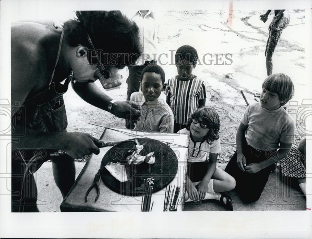 1976 Press Photo Louis Torres self taught Scultpor Woodlawn Elementary School - Historic Images