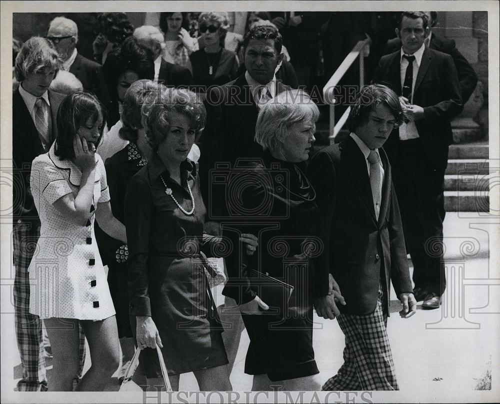 1974 Press Photo Tosi Family emerges from St Theresa's - RSL91041 - Historic Images