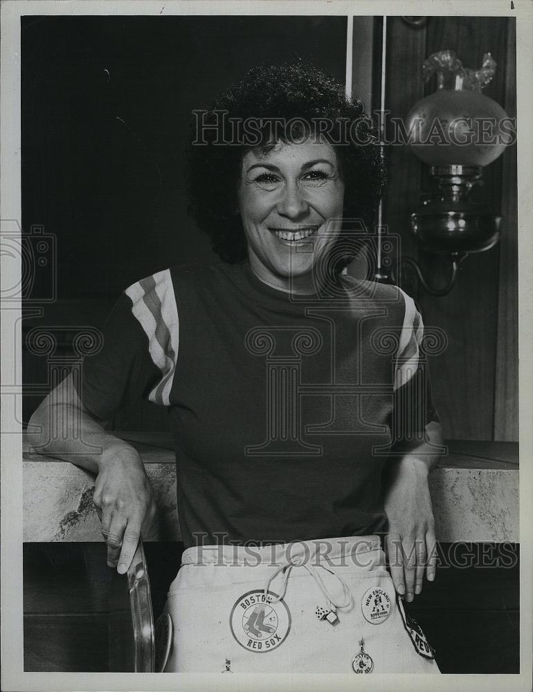 1983 Press Photo Actress Rhea Perlman As Waitress In &quot;Cheers&quot; - RSL81761 - Historic Images