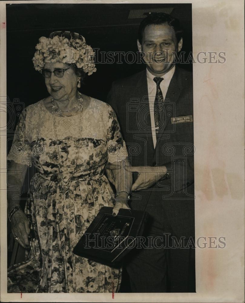 1967 Press Photo Mrs Helen D Roberts, Distinguished Service Award - RSL92497 - Historic Images