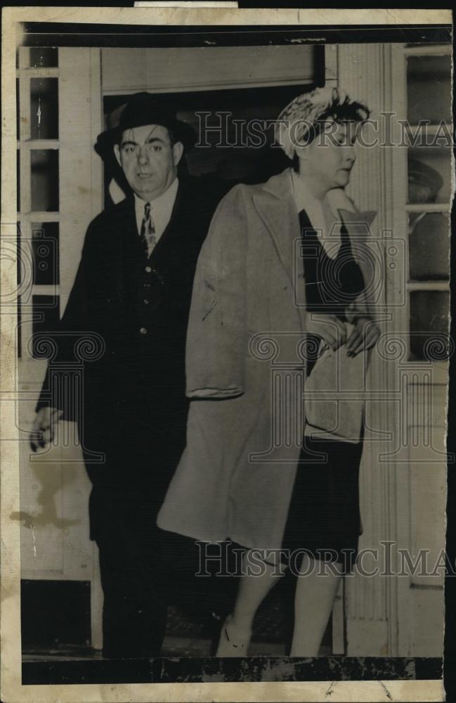 1945 Press Photo Phyllis Lane, ex orchestra leader with detective - RSL45559 - Historic Images