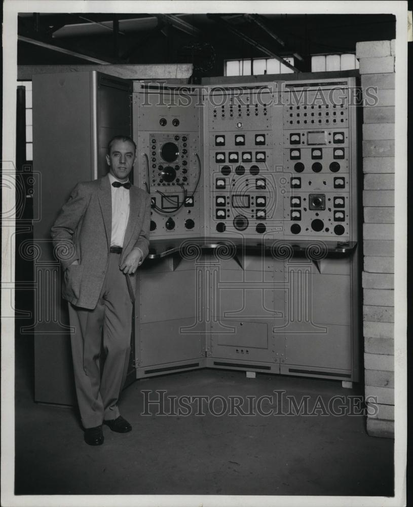 1954 Press Photo University of Chicago Professor Lester K Skaggs - RSL46069 - Historic Images