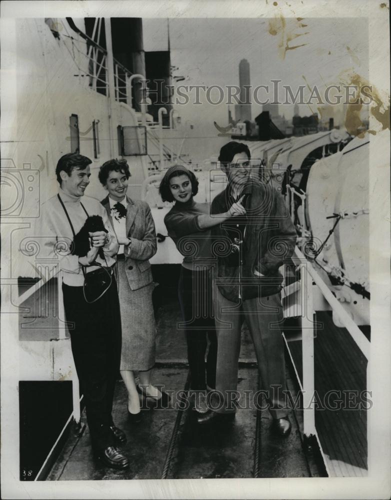 1960 Press Photo Actors In Cinerama Holiday, Louis De Rochemont Production - Historic Images