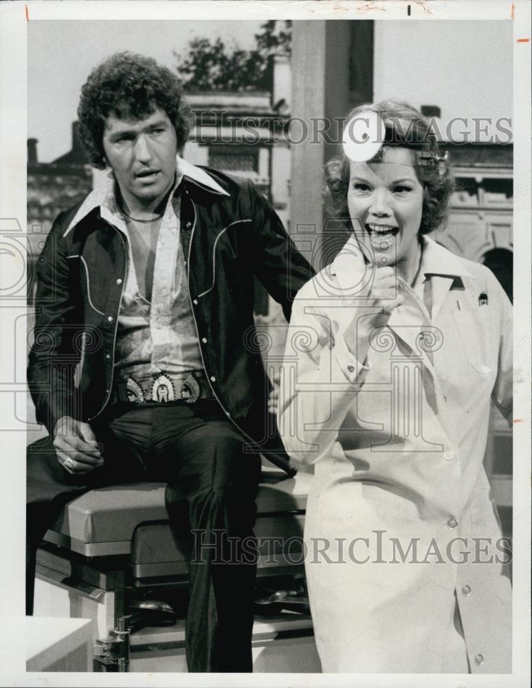 1974 Press Photo Songwriter/Entertainer Mac Davis &amp; Nanette Fabray - RSL60425 - Historic Images