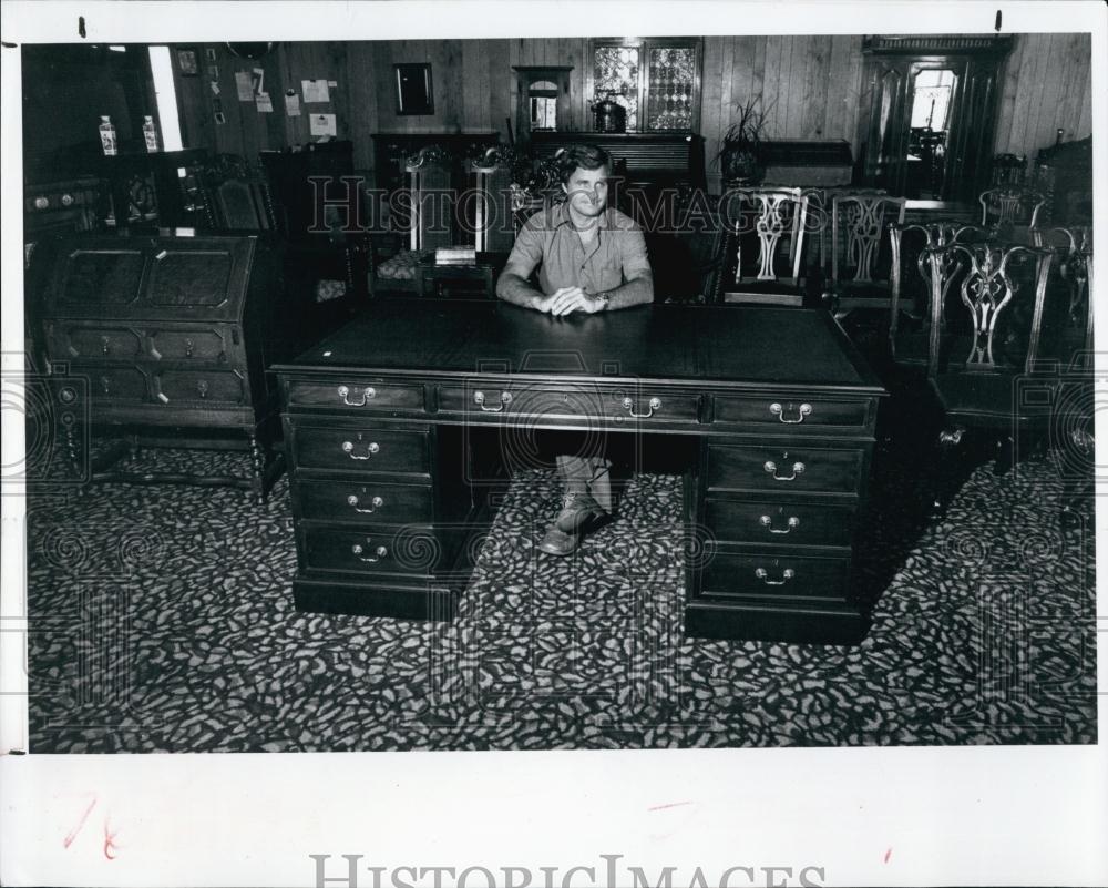 1982 Press Photo Dennis Tandy&#39;s Antique Shop Double desk - RSL66373 - Historic Images