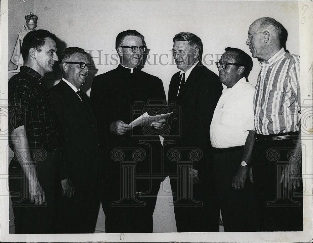 1965 Press Photo Rev Joseph Collins &amp; Others Plan Banquet - RSL08509 - Historic Images