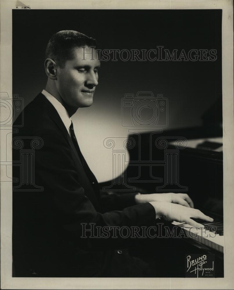 1964 Press Photo Eddie Thompson Musician Recording Artist Piano - RSL91433 - Historic Images