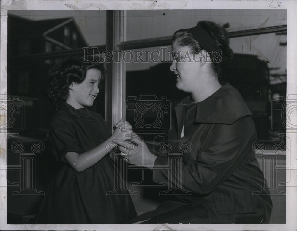 1963 Press Photo Mrs Jean Igo &amp; daughter Barbara Jean at Pope school - RSL86809 - Historic Images