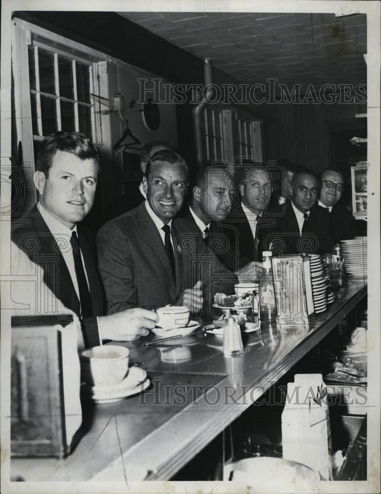 1966 Press Photo Gov Edward McCormack Dines With Sen Edward Kennedy - RSL45523 - Historic Images