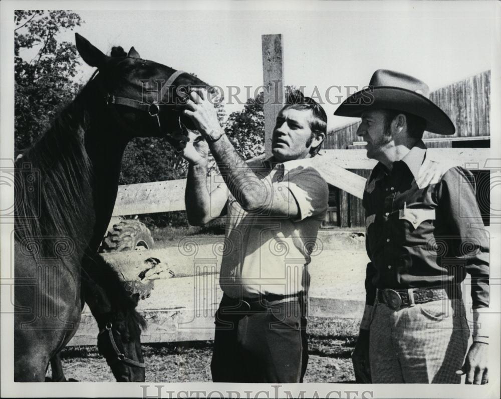 1977 Press Photo Bob Morrison,Horse dealer and Ray Ely horse buyer from Missouri - Historic Images