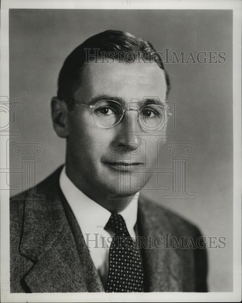 1949 Press Photo Richard G Slauer Manager Applications Lab Sylvania Electric - Historic Images