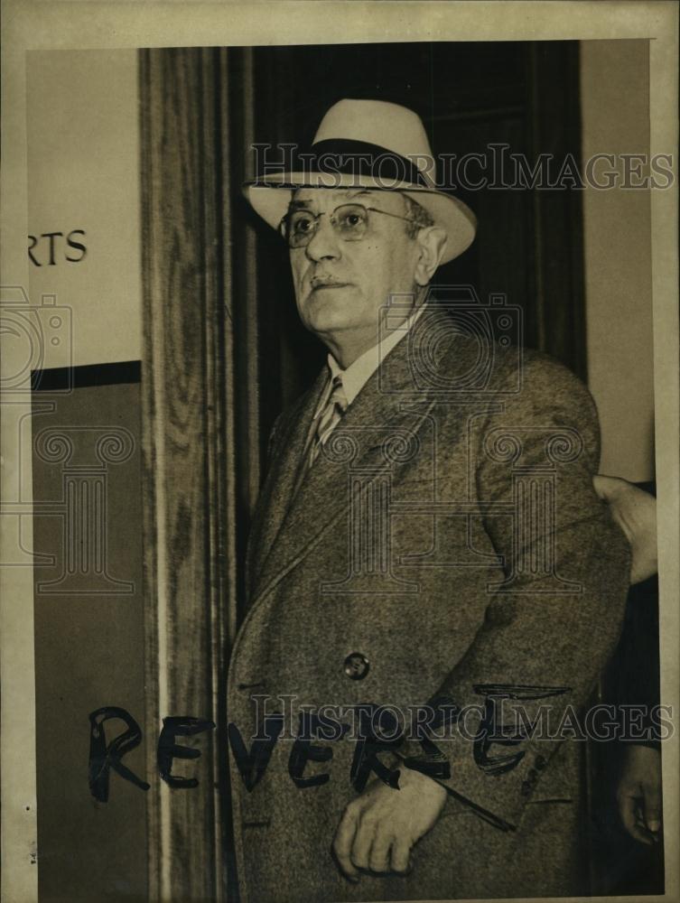 1941 Press Photo Louis Mansolilli held on swindle charges - RSL40633 - Historic Images