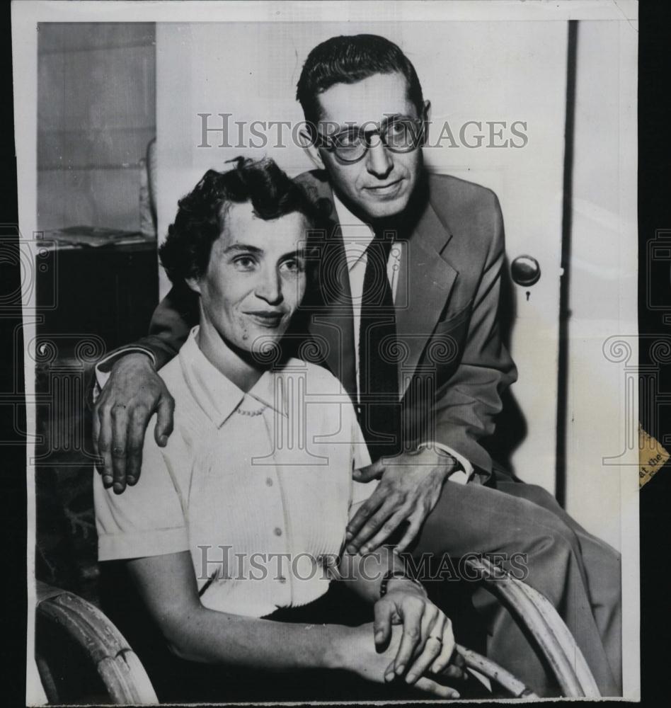 1956 Press Photo John W Powell &amp; Wife Sylvia At Home After Court - RSL45097 - Historic Images