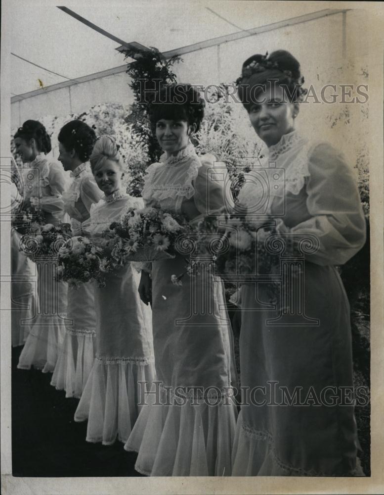 1969 Press Photo Lydia Bottomley and her bridesmaids at her wedding - RSL44597 - Historic Images