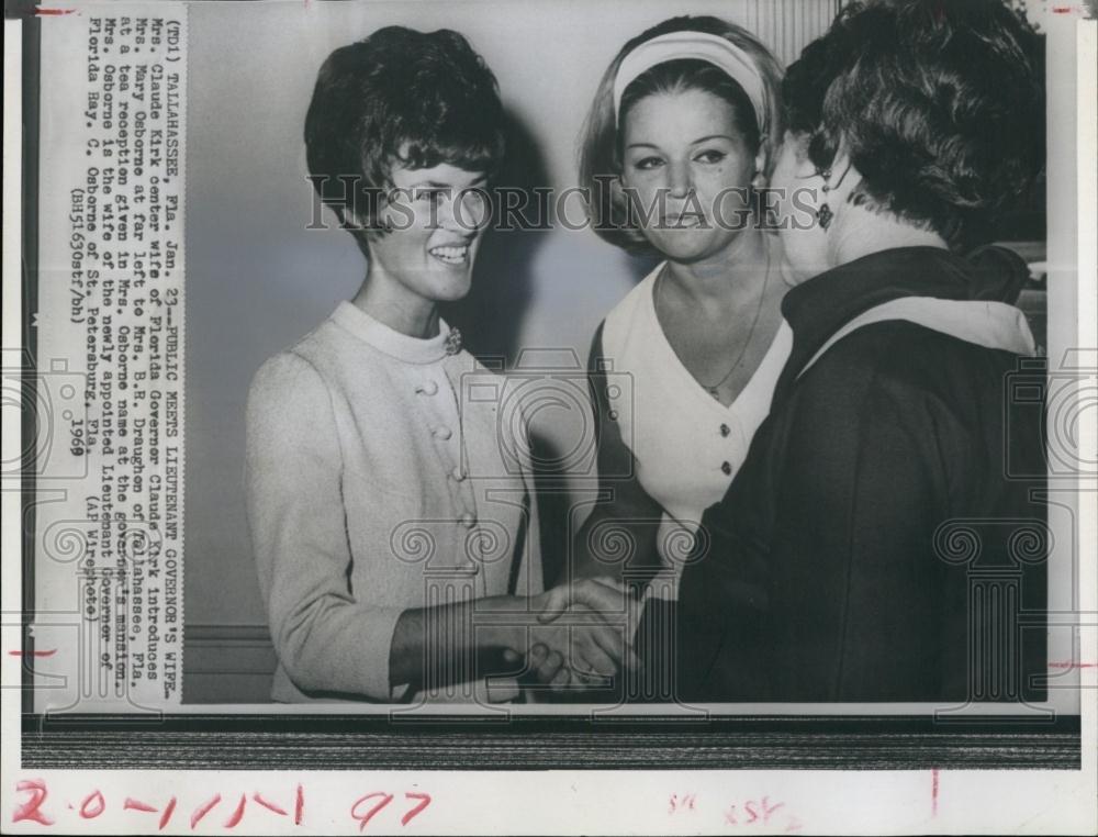 1968 Press Photo Mrs Claude Kirk Introduces Mrs Mary Osborne - RSL69983 - Historic Images