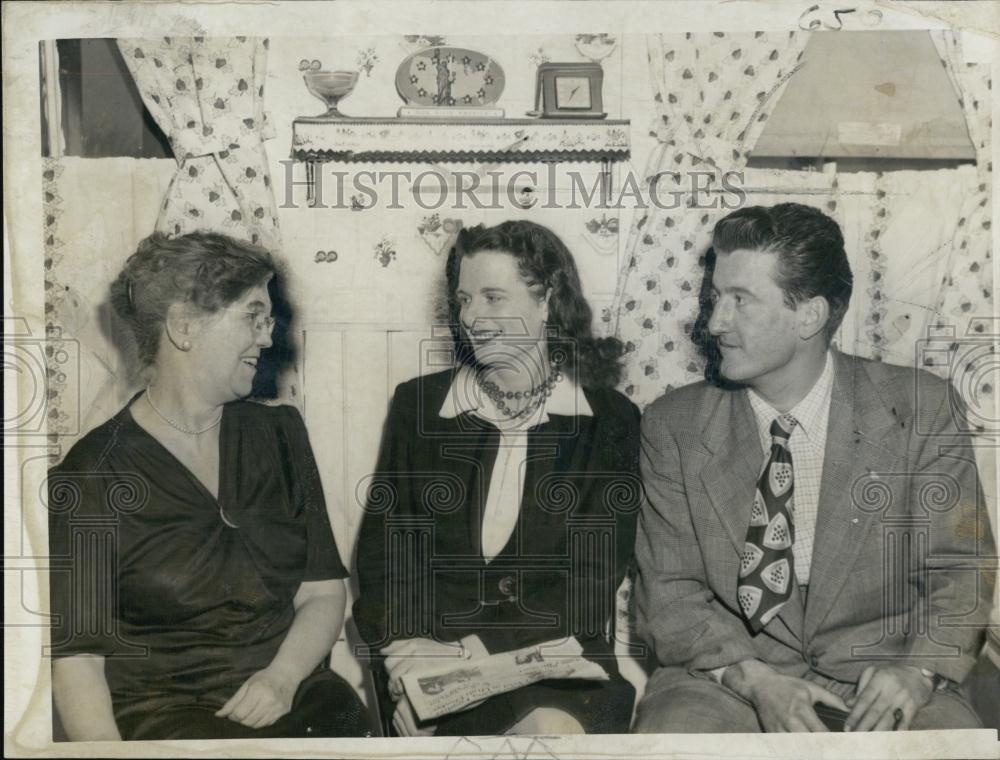 1946 Press Photo Mrs Otis Dreggors, mother of Albert Gordon; Mrs K Gordon - Historic Images