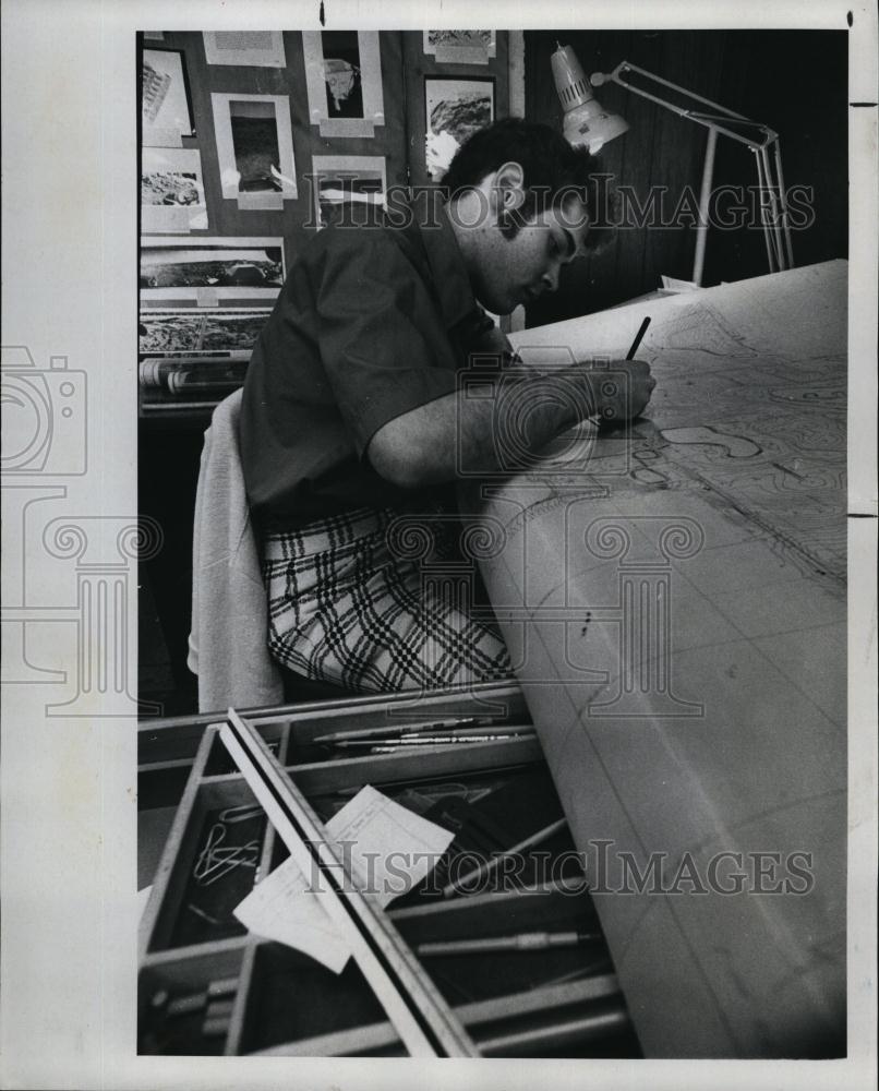 1977 Press Photo Rick Vargo at Carson Engineering in New Port Richie, Fla - Historic Images