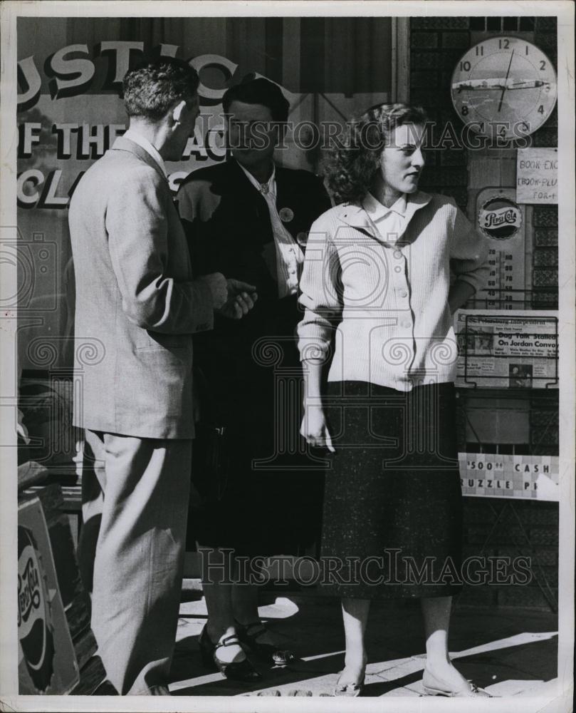 1957 Press Photo Herbert and Antoinette Voorting with Juvenile Court counsellor - Historic Images