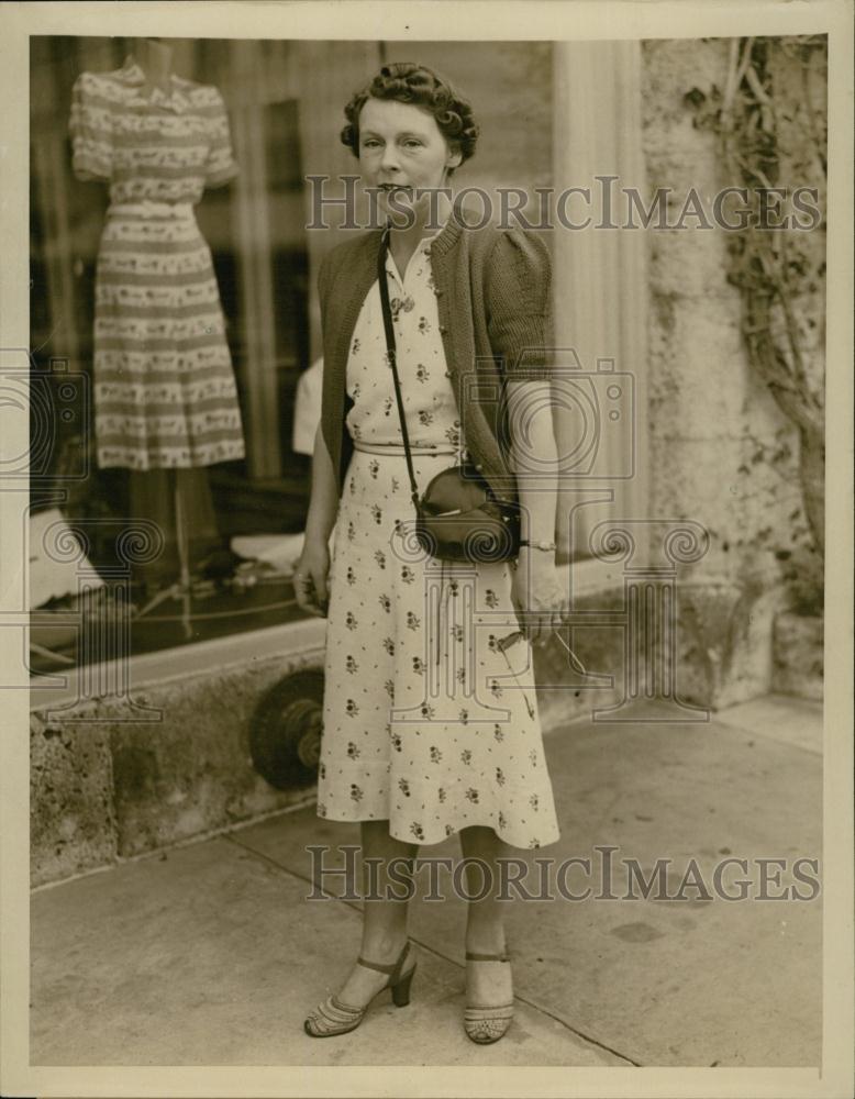 1940 Press Photo Mrs Louis Martinez De Las Rivas in Palm Beach shopping distric - Historic Images