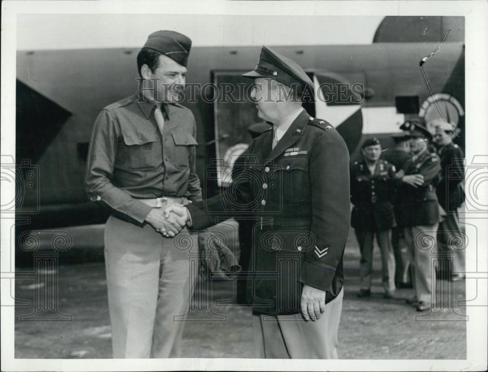 1943 Press Photo Major General Crawford &amp; Senator Henry Cabot Lodge - RSL06165 - Historic Images