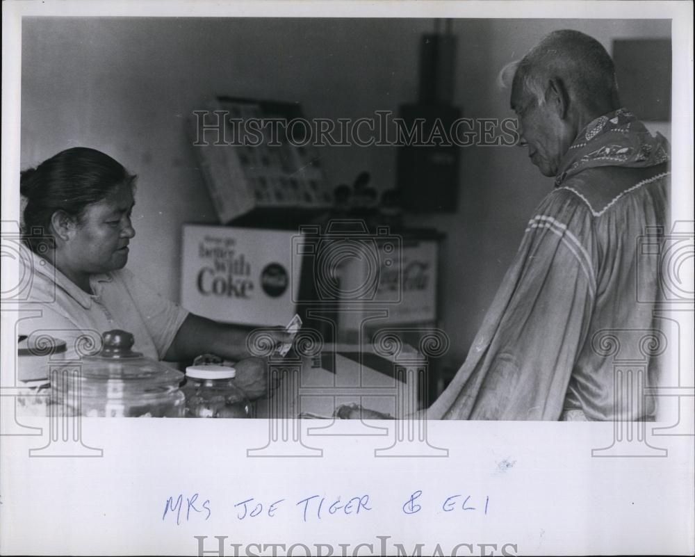 1967 Press Photo Mrs Joe Tiger and Eli - RSL97847 - Historic Images