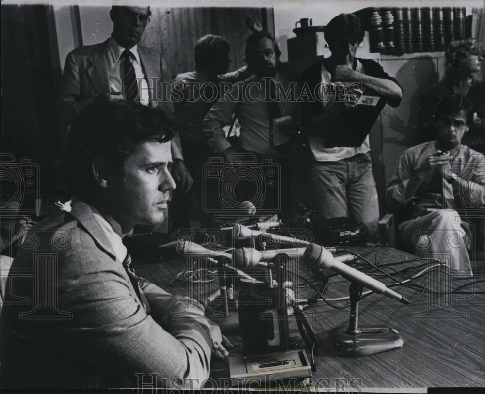 Press Photo Dennis Austin in his office at City Hall - RSL87691 - Historic Images