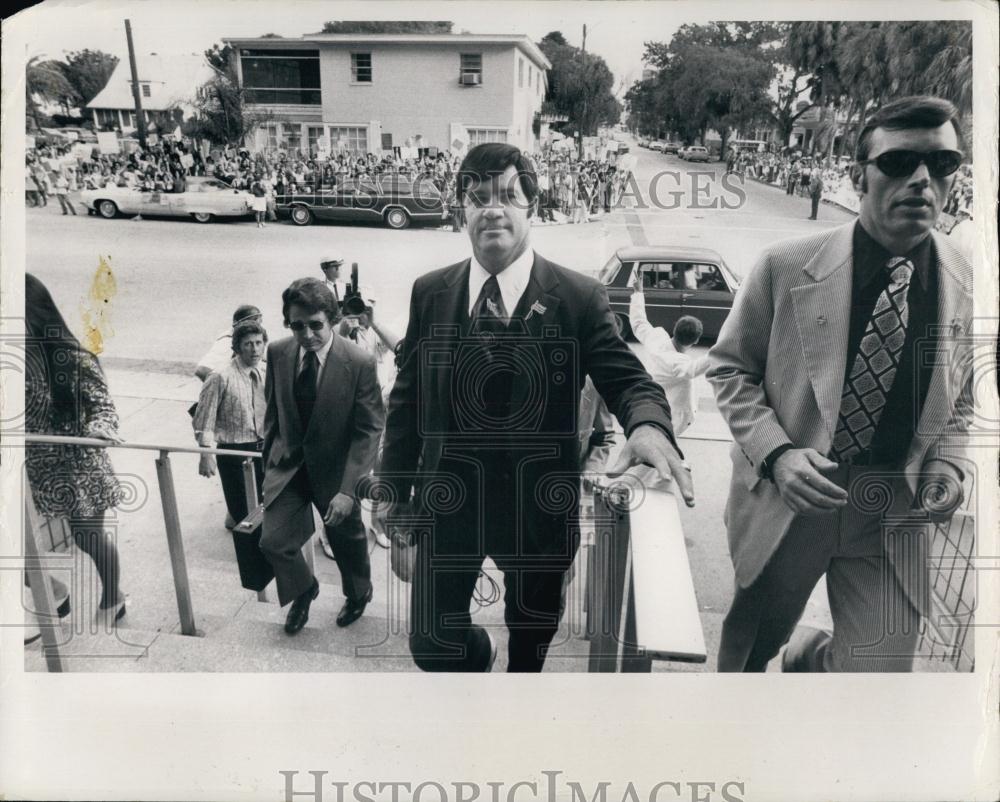 1972 Press Photo Tom Bennett &amp; Glenn Turner comes up courthouse steps - Historic Images