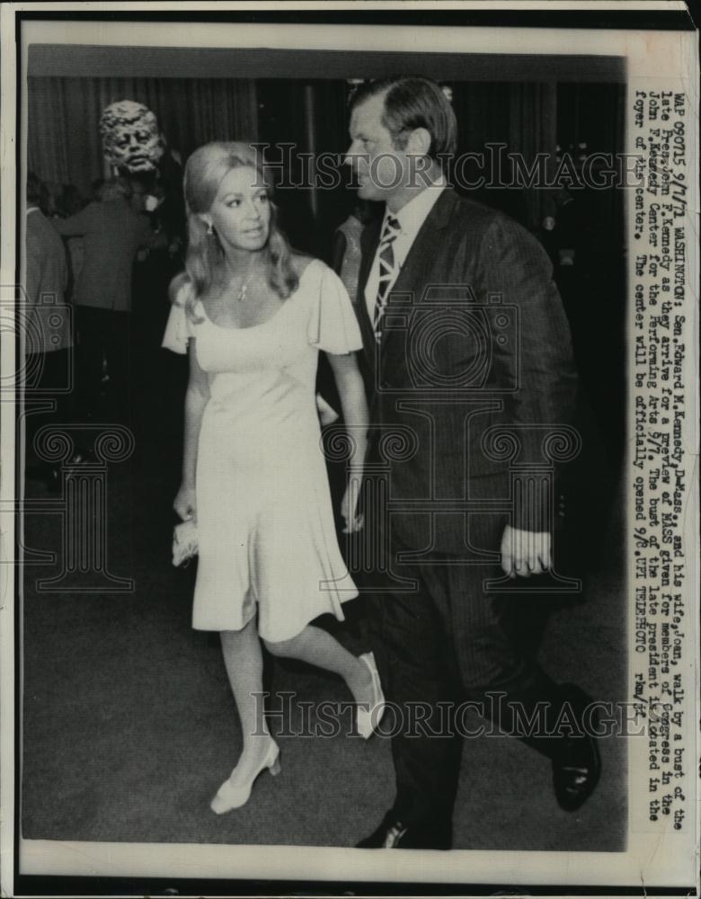 1971 Press Photo Senator Edward Kennedy with wife Joan - RSL93263 - Historic Images