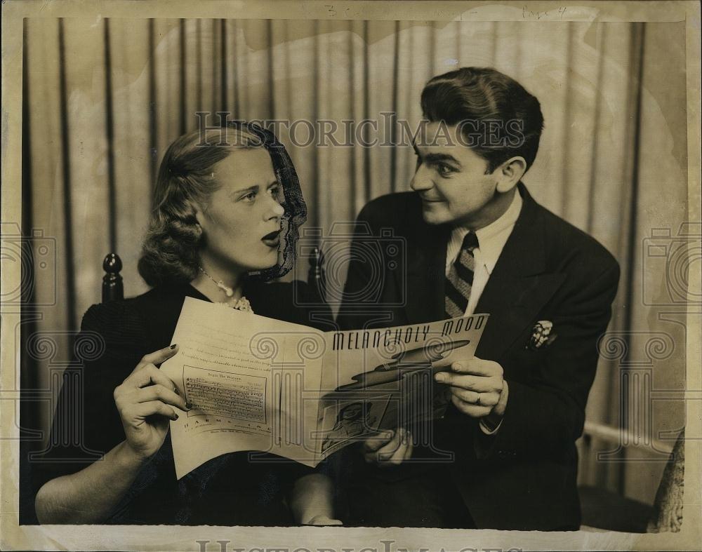 1939 Press Photo Singers Ray Knight &amp; Sue Elhman Look Over &quot;Melancholy Mood&quot; - Historic Images