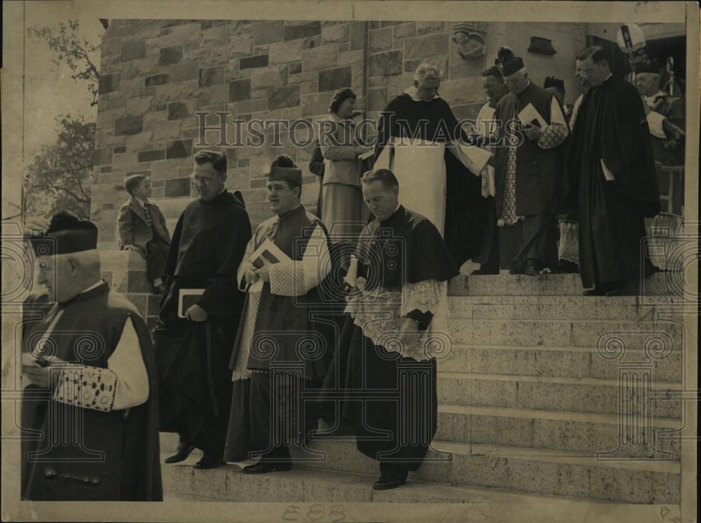 1950 Press Photo Bishop John Wright leaving Church of St Ignatius after Red Mass - Historic Images