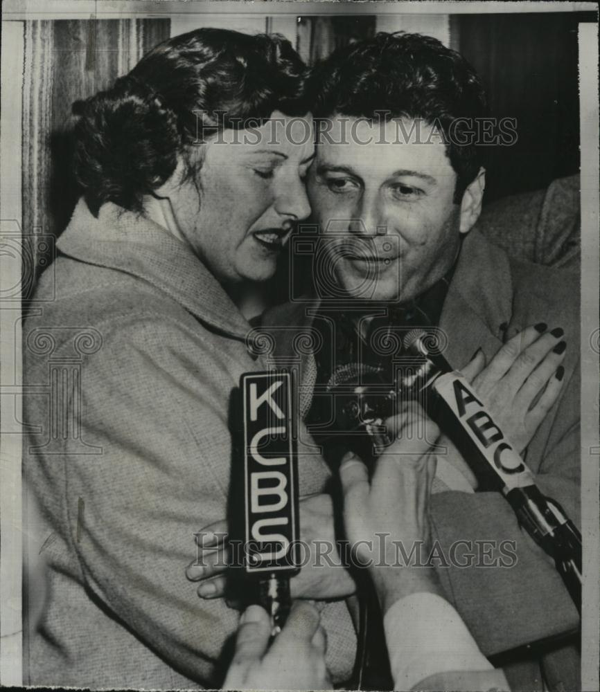 1954 Press Photo Estate Broker Leonard Moskovitz During News Conference - Historic Images