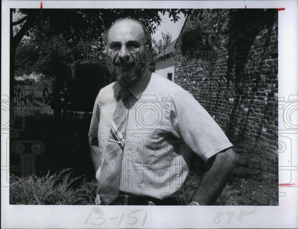 1982 Press Photo Author Morton Walker of &quot;The Chelation Answer&quot; - RSL98051 - Historic Images